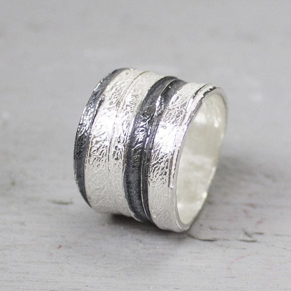 Ring-wit-zilver-met-strepen-van-geoxideerd-zilver-19196