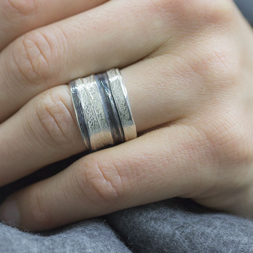 JEH SIERADEN | Ring wit zilver met strepen van geoxideerd zilver | 19196 - Afbeelding 2